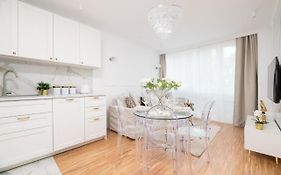Glam & Modern By Cooee Apartments